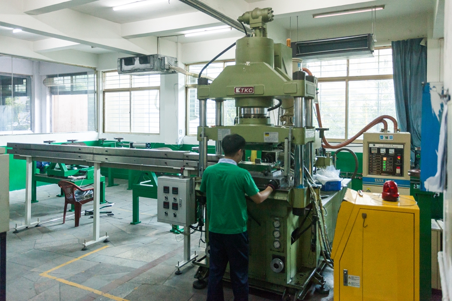 萬龍生產車間工人在操作機器。萬龍時代科技有限公司供圖